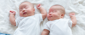 deux nouveaux nés dorment à poings fermés
